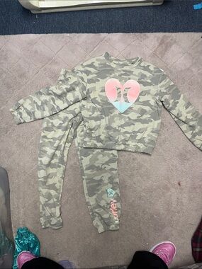 Hurley Girls Gray Camo Sweatshirt & Joggers with Pink-Teal Heart